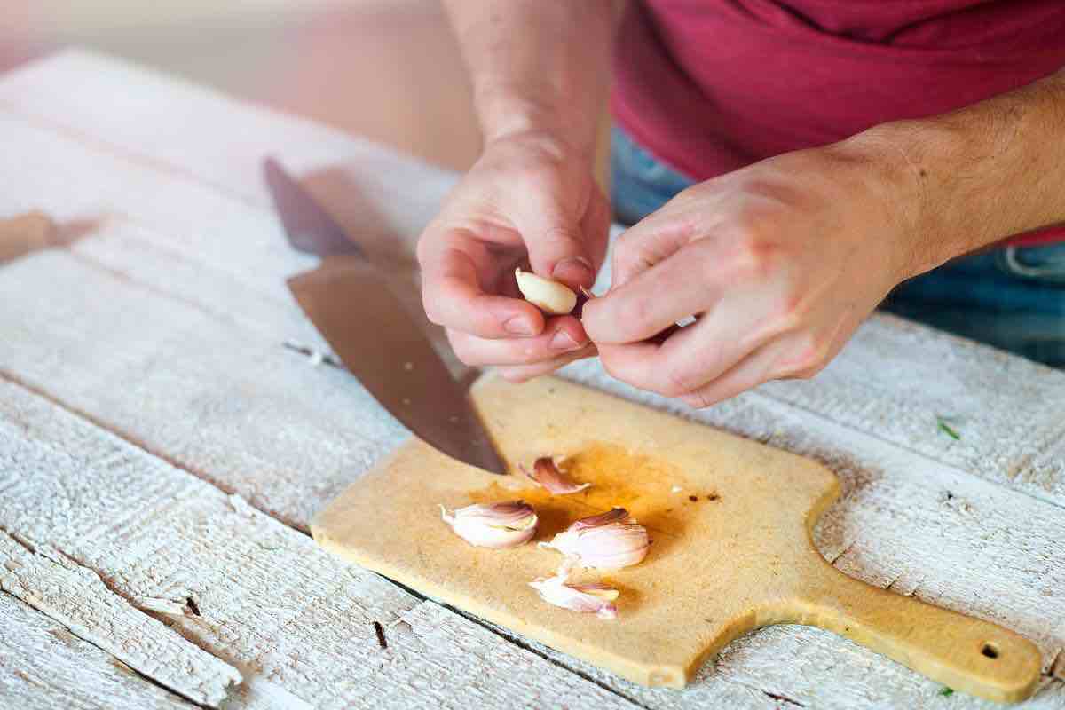 come evitare puzza aglio sulle mani 