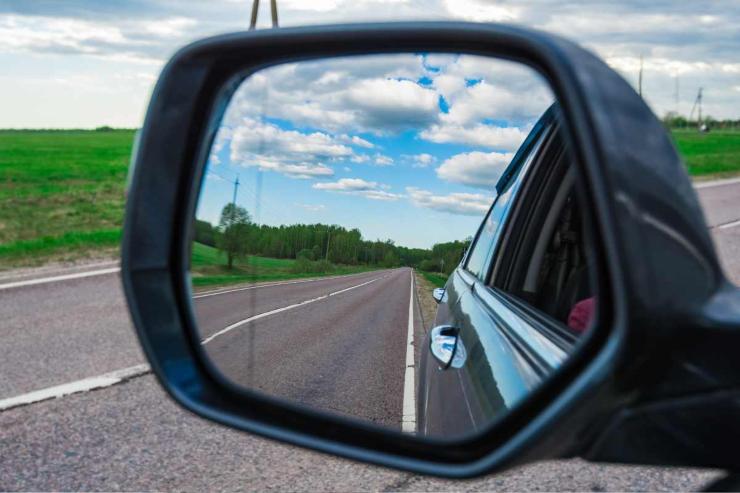 Stress in auto: attenzione agli specchietti