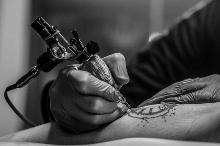 Tumori e tatuaggi: qual è il legame