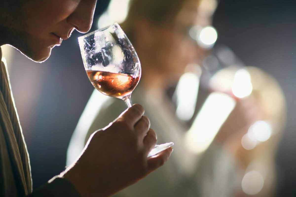 I 3 trucchi per capire se il vino è buono quando lo assaggi al ristorante (e fare bella figura)