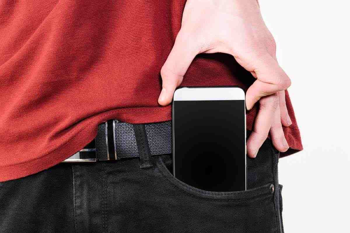 I rischi del tenere lo smartphone in tasca