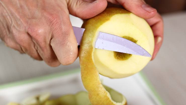 Della mela non buttiamo la buccia, è utile per le pulizie
