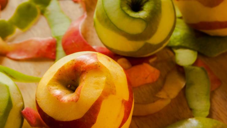 Come utilizzare la buccia della mela per pulire