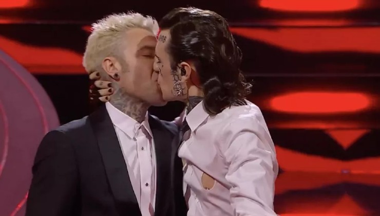 Il bacio sanremese tra Fedez e Rosa Chemical