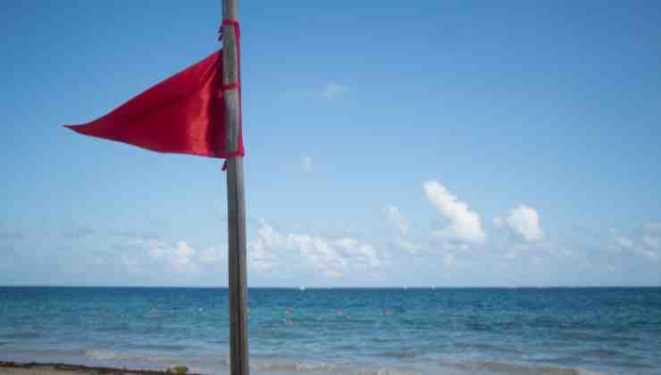 la bandiera rossa in spiaggia indica che non si può fare il bagno