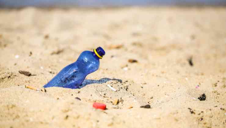 non si devono lasciare rifiuti in spiaggia