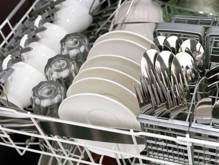 posizionare piatti lavastoviglie trucco