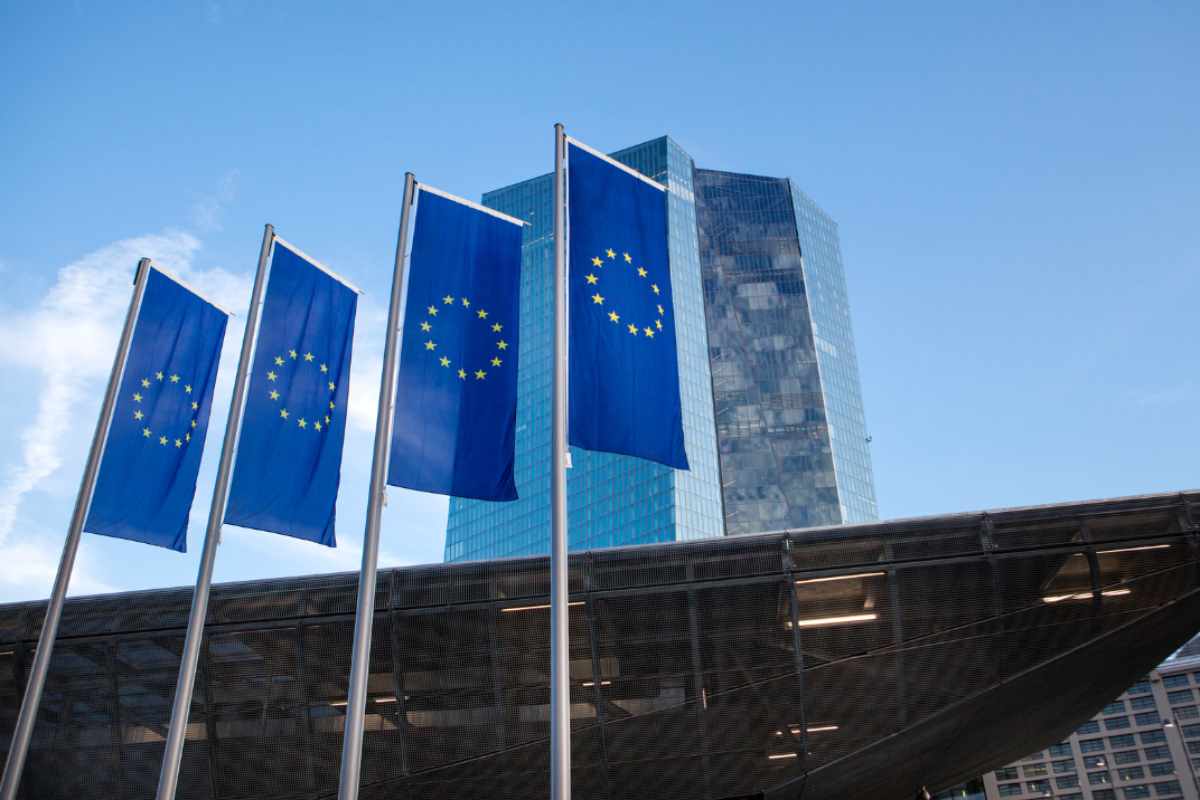 l'unione europea propone bonifici bancari istantanei gratuiti
