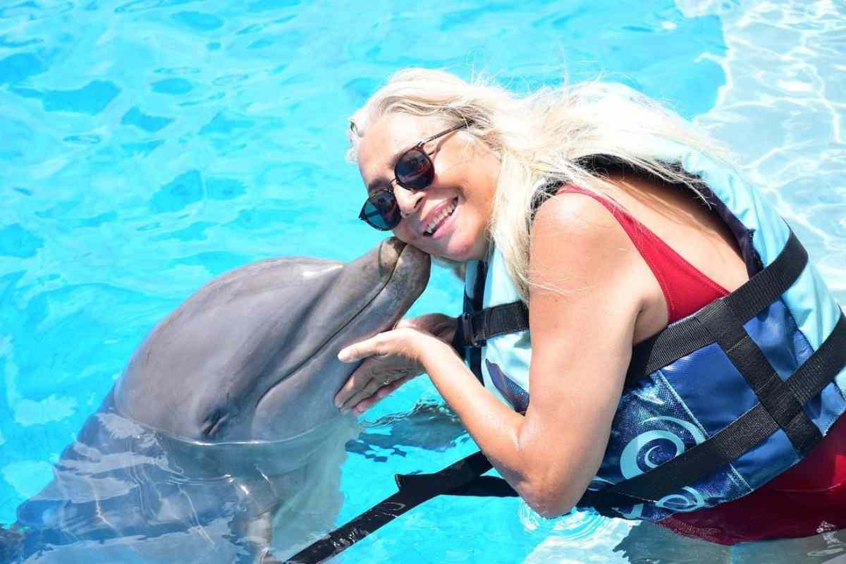 Mara Venier bacia delfino