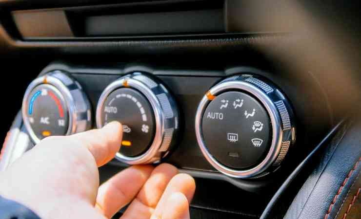 impostare l'aria condizionata nelle bocchette inferiori può raffreddare l'auto più velocemente