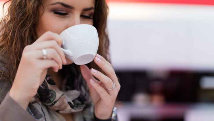 Bere caffè provoca macchie ai denti e alito cattivo