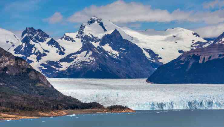 un ghiacciaio che si scioglie lascia una porzione di terra scoperta