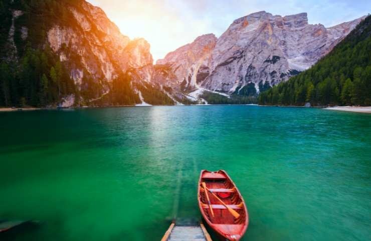 lago di braies bellissimo a settembre