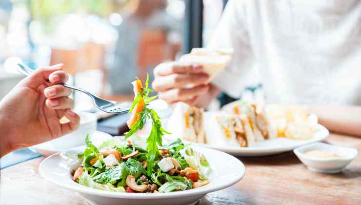 quando non si mangia è più facile incorrere in abbuffate poco salutari