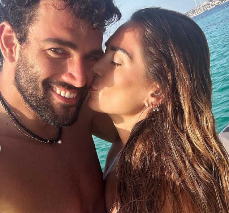 Matteo e Melissa salutano la Sardegna, finisce la fuga romantica