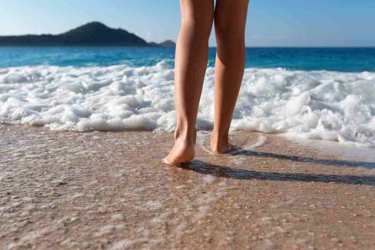 camminata sulla spiaggia per dimagrire