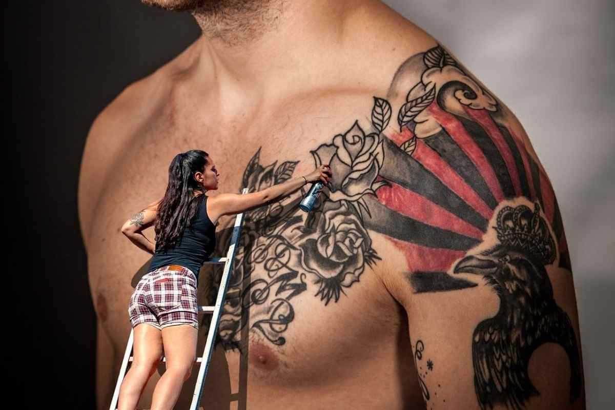 come proteggere tatuaggi estate 