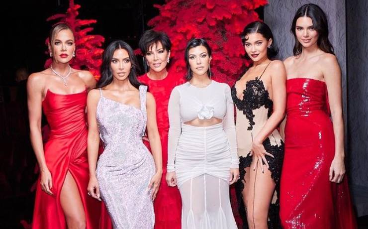 Kim Kardashian insieme alle sorelle e alla madre