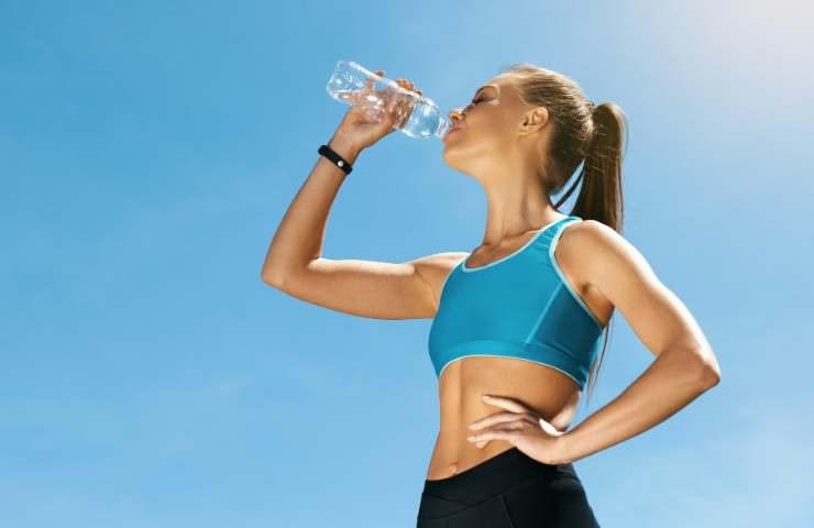 bere acqua per ridurre doppio mento