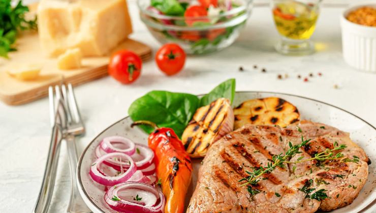 le diete povere di carboidrati sono ricche di carne bianca e verdure