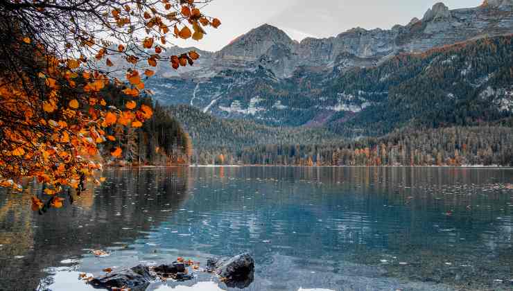 il lago di tovel è perfetto per ammirare il foliage