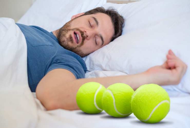 Come funziona il trucco della pallina da tennis per non russare più