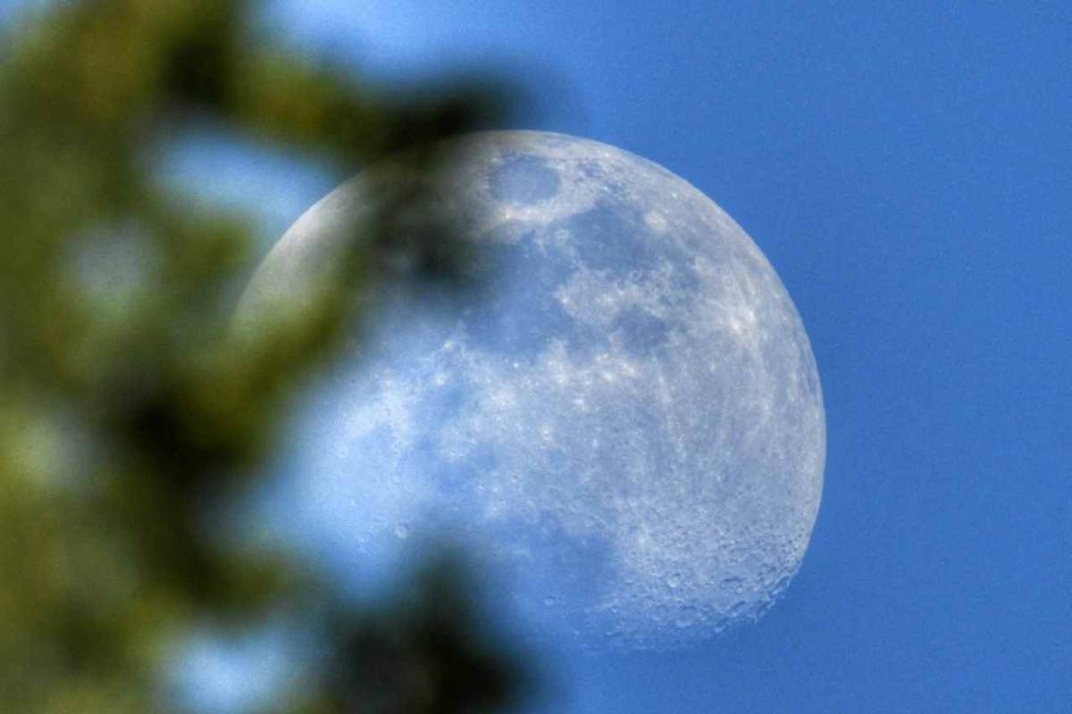 perchè si vede la luna anche di giorno