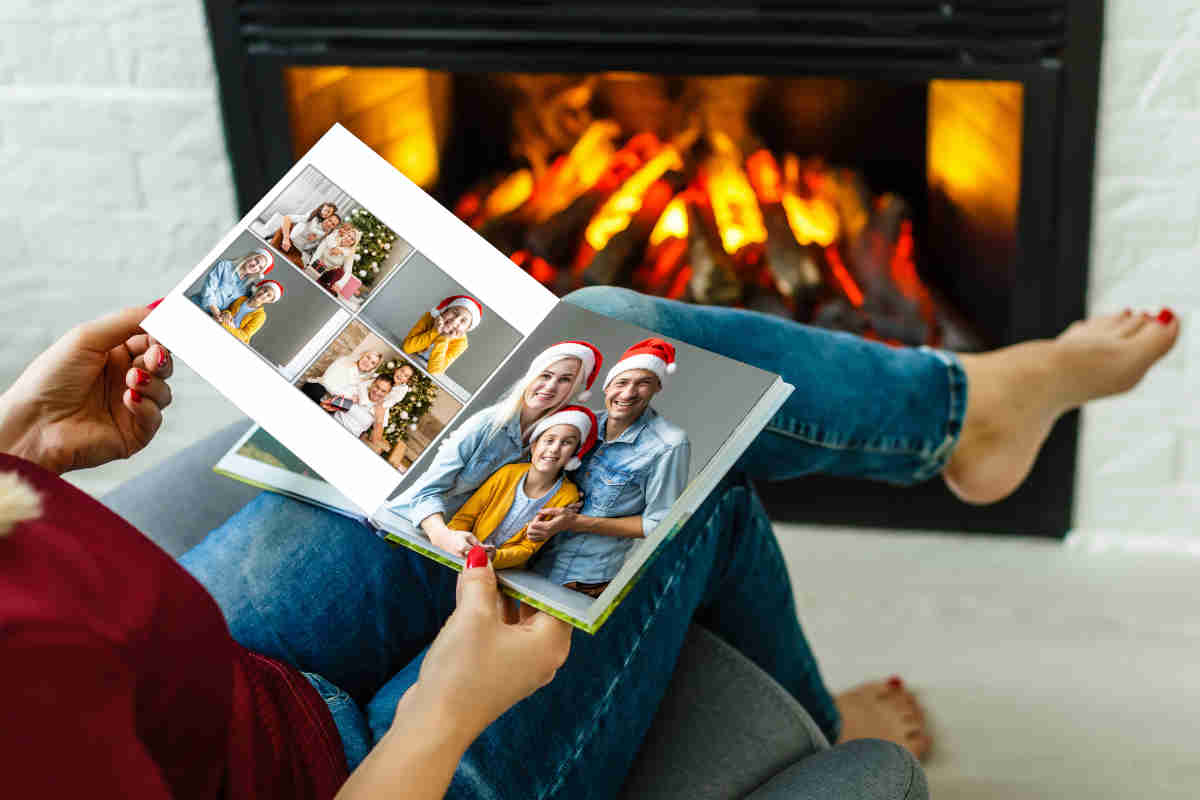 Ragazza che sfoglia un fotolibro davanti al camino