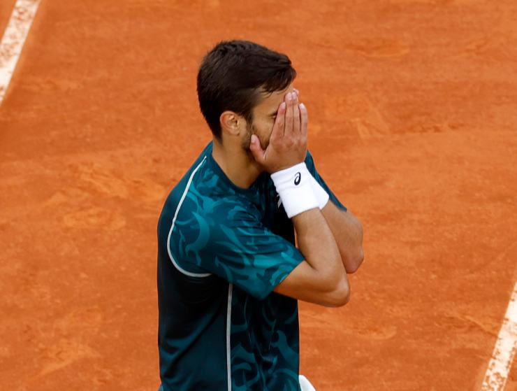 Lorenzo Musetti con le mani sul volto a Monte Carlo
